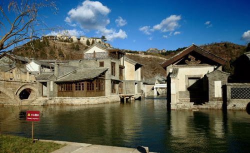 住进农家小院;徜徉在繁华的北方商业街;品尝烧肉馆等地道的北国美食和