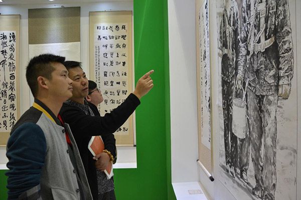 观众观看十堰书画作品