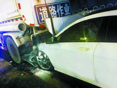 直到追尾环卫车,肇事白奔驰才停了下来。