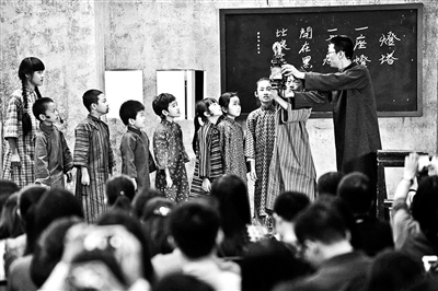 清华附小师生共同演绎百年校史剧《丁香花开》片段摄影/本报记者 魏彤