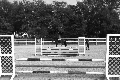 涉事马场内，有人正在练习骑乘。京华时报记者赵思衡摄