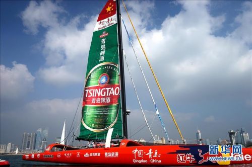10月21日，“中国·青岛”号离开青岛母港。 当日，“中国·青岛”号从母港青岛出发，开启“启航蓝色梦扬帆新丝路”青岛21世纪海上丝绸之路帆船航行活动。本次航行由郭川作为船长，带领国际船队驾驶“中国·青岛”号超级三体大帆船，计划用2个月时间完成本次航行。本次航行将经停上海、广州、香港、新加坡、斯里兰卡美瑞沙、印度孟买、埃及亚历山大、意大利热那亚、摩纳哥9个城市，向各地市民推介宣传青岛。新华社发（张爱家 摄）