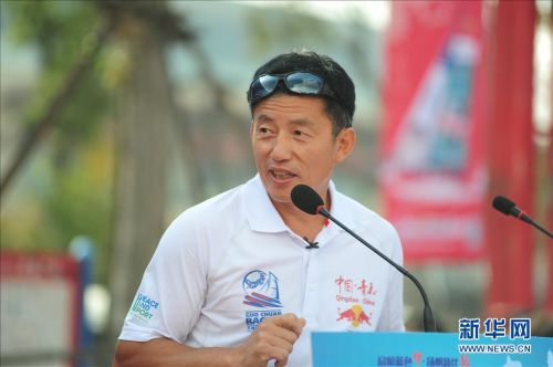10月21日船长郭川在起航仪式上致辞。 当日，“中国·青岛”号从母港青岛出发，开启“启航蓝色梦扬帆新丝路”青岛21世纪海上丝绸之路帆船航行活动。本次航行由郭川作为船长，带领国际船队驾驶“中国·青岛”号超级三体大帆船，计划用2个月时间完成本次航行。本次航行将经停上海、广州、香港、新加坡、斯里兰卡美瑞沙、印度孟买、埃及亚历山大、意大利热那亚、摩纳哥9个城市，向各地市民推介宣传青岛。新华社发（张爱家 摄）