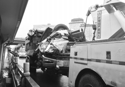 大货车损毁严重。京华时报记者 武红利 摄