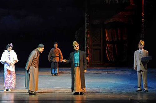 人艺话剧《莲花》现场剧照：第一幕，古玩拍卖开场前