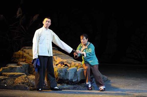 人艺话剧《莲花》现场剧照 第二幕：莲花从生子处拿到手枪