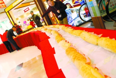 70米长的三明治免费吃，望京新世界商场7周年店庆之际，商家也是倾力吸引顾客。 本报记者 安旭东 摄