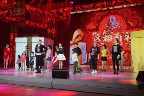 阿鲁阿卓上台与大家一起即兴跳广场舞。