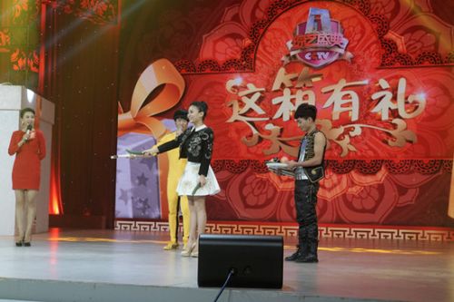 阿鲁阿卓上台配合演员表演绝活儿。