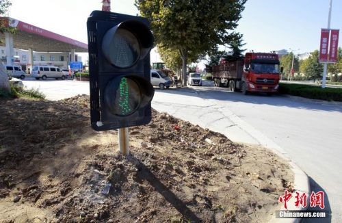郑州“最矮”红绿灯深陷黄土 坚持“上岗”