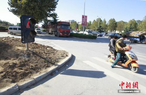 郑州“最矮”红绿灯深陷黄土 坚持“上岗”