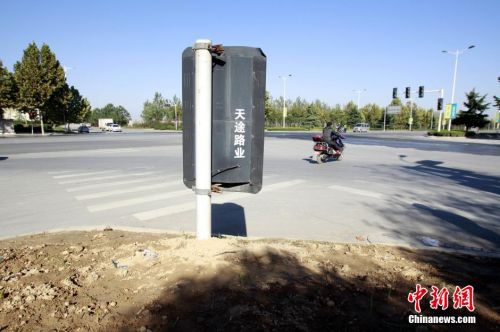 郑州“最矮”红绿灯深陷黄土 坚持“上岗”