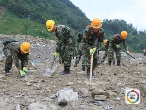 8月5日，中国武警交通部队赴尼抢通因连降暴雨损毁严重的中尼公路。（新华社发）