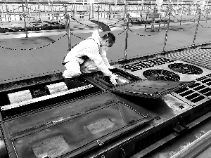 不管是酷暑还是严寒，解朋都得全副武装为每列车检修。