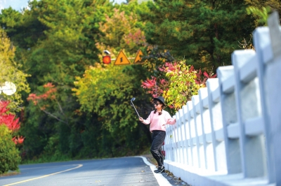 怀柔范崎路上，人美景美。