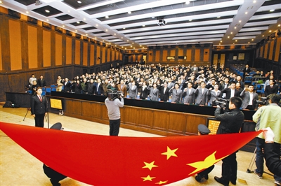 人民陪审员在对国旗宣誓摄影/王鑫刚