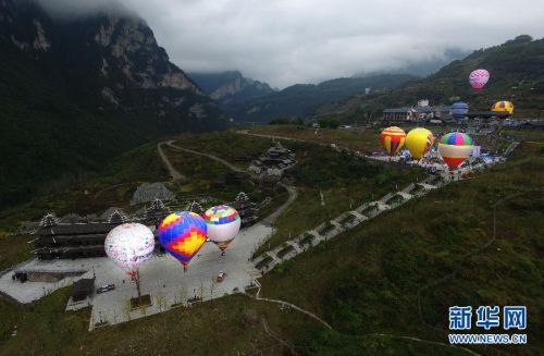 （体育）（4）恩施大峡谷热气球挑战赛开幕