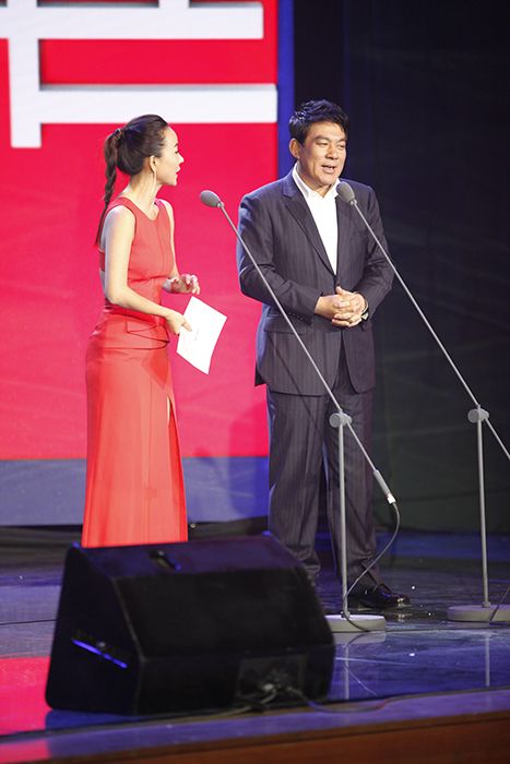 朱时茂与魏一揭晓最佳男演员