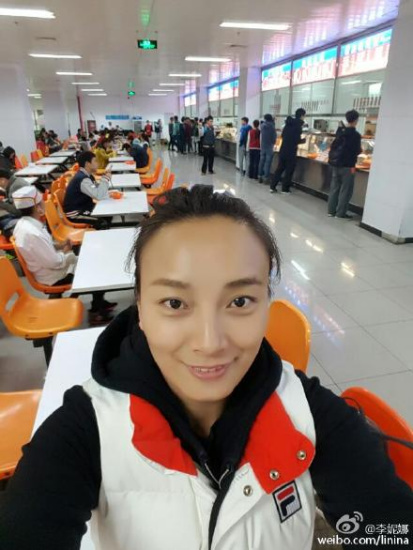 李妮娜在大学食堂晒自拍网友:怀念学生时代（图）