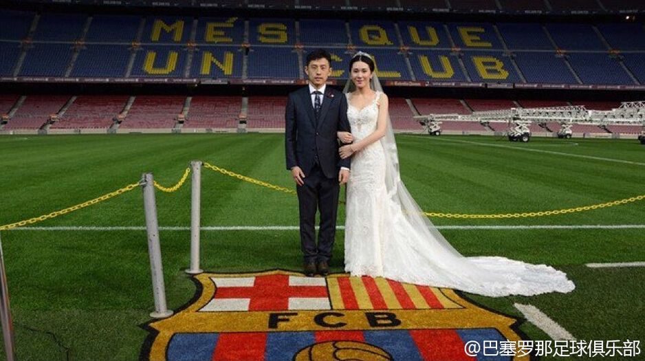2014年3月，他在诺坎普向她求婚，为她戴上婚戒并誓言回来这里礼成。春夏秋冬四季更迭，当地时间2015年10月27日，诺坎普见证了有情人终成眷属。