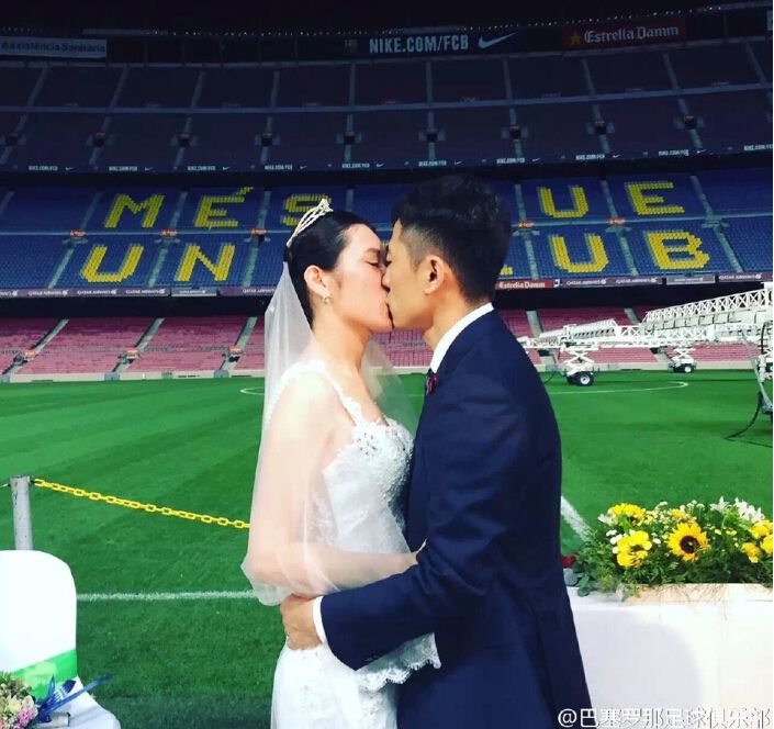 2014年3月，他在诺坎普向她求婚，为她戴上婚戒并誓言回来这里礼成。春夏秋冬四季更迭，当地时间2015年10月27日，诺坎普见证了有情人终成眷属。
