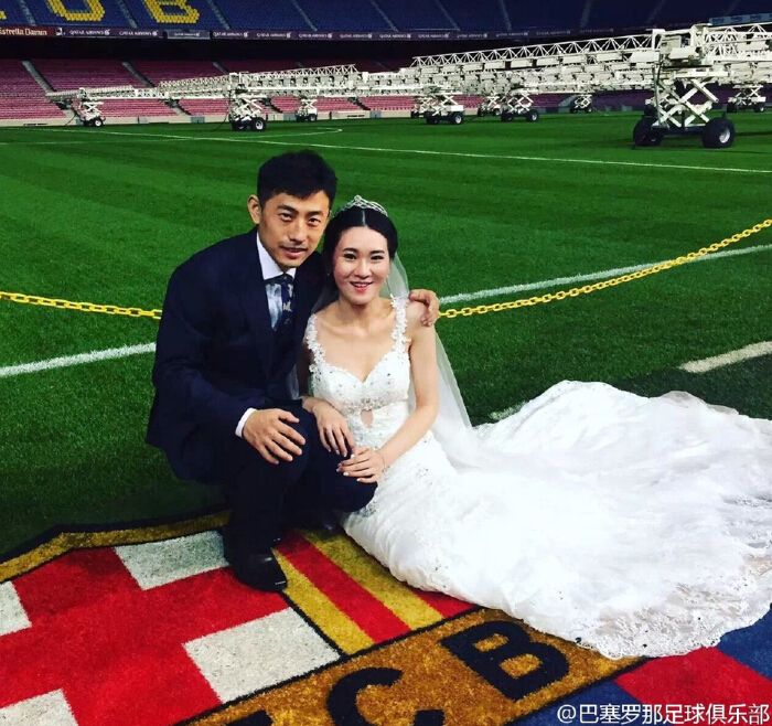 2014年3月，他在诺坎普向她求婚，为她戴上婚戒并誓言回来这里礼成。春夏秋冬四季更迭，当地时间2015年10月27日，诺坎普见证了有情人终成眷属。