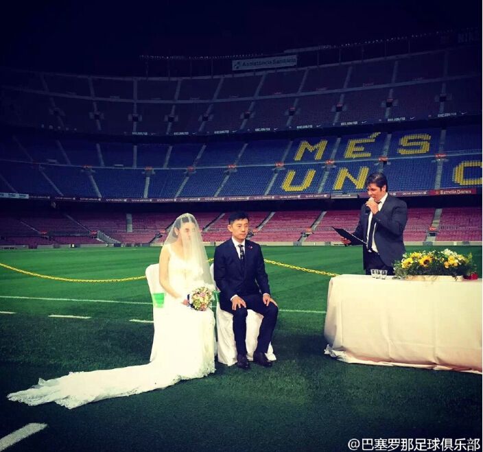 2014年3月，他在诺坎普向她求婚，为她戴上婚戒并誓言回来这里礼成。春夏秋冬四季更迭，当地时间2015年10月27日，诺坎普见证了有情人终成眷属。