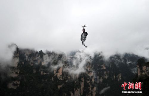 湖南张家界百龙天梯现空中“幽灵”迎万圣节