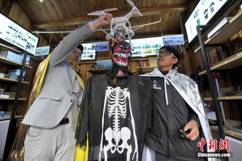 湖南张家界百龙天梯现空中“幽灵”迎万圣节