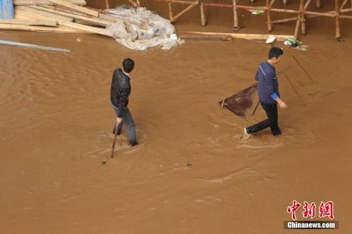 郑州街头水管爆裂水柱喷十米高 路人赤脚淌黄水
