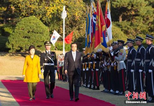 10月31日下午，韩国总统朴槿惠在总统府青瓦台的大草坪上，为来访的李克强总理举行了盛大欢迎仪式。身着传统服饰的卫兵、整齐列队的仪仗队，欢迎仪式融合了韩国的传统与现代。数十名韩国小朋友一边欢呼挥舞着两国国旗，一边用中文向李克强喊着“您好，欢迎到韩国！”