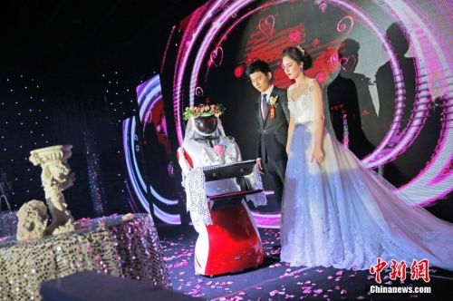智能机器人“伴娘”见证新人幸福时刻