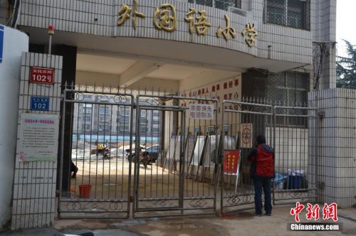 郑州一学校操场发现古墓群 推测为平民墓穴