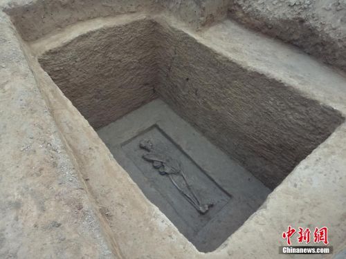 郑州一学校操场发现古墓群 推测为平民墓穴