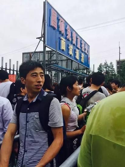 近4个月前，昌硕招工处人潮涌动