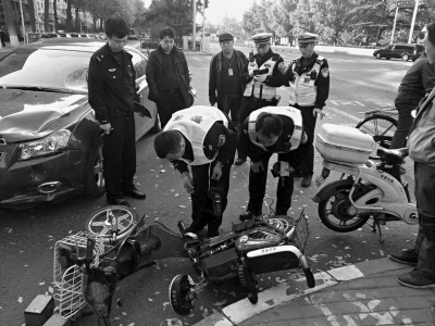 正义路南口发生电动车轿车相撞事故 骑车女子