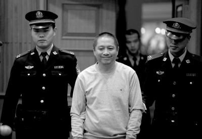 仲加杰被带入法庭时,笑着向亲属打招呼。京华时报记者欧阳晓菲摄