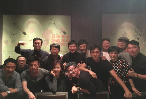 李晨晒与靳东等人合影，网友调侃，“靳东活在别人的世界里。