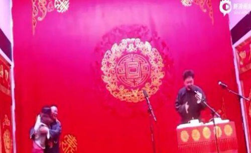 郭德纲被强吻。图片来源：中国网