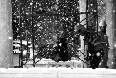 11月6日，距三元桥桥梁整体换梁进入倒计时，又逢北京降今冬第一场雪，北京市政路桥养护集团安排施工人员迅速排除雪情干扰。本报特约摄影 魏星
