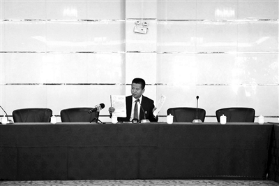 龙越慈善基金会理事长孙春龙在展示缅甸政府批文