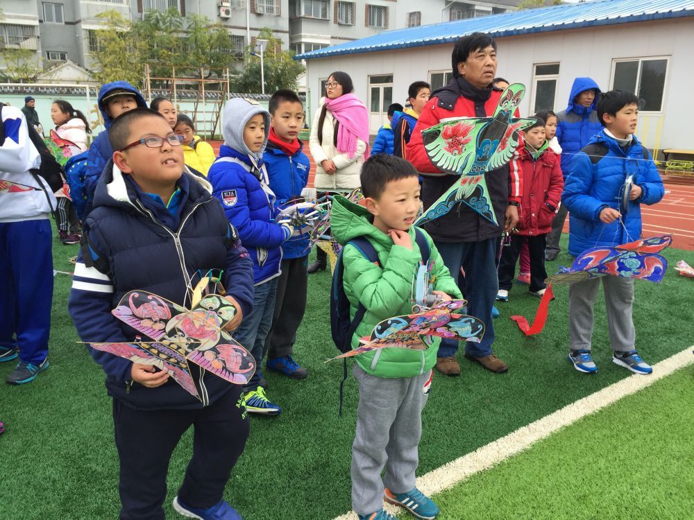 2015北京青少年风筝公开赛11月7日在海淀区第四实验小学举行。