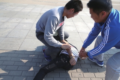 警方对涉案人员实施抓捕。海淀警方供图