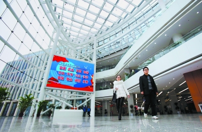 昨天，北京市政务服务中心正式运行。位于丰台区西三环南路1号（六里桥西南角）的该中心作为本市统一面向社会办理行政审批和服务事项的窗口，承担有关行政审批和服务事项的受理、办理、反馈等工作。本报记者 方非摄 