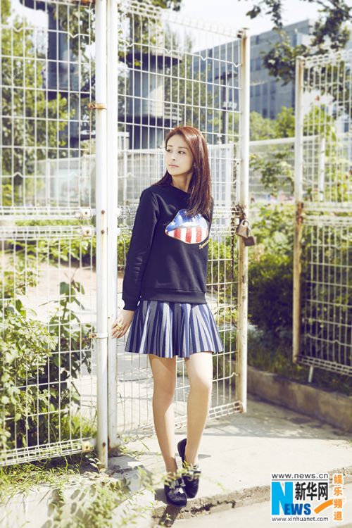 颖儿街拍大片曝光 时尚穿搭尽显阳光随性(图)(