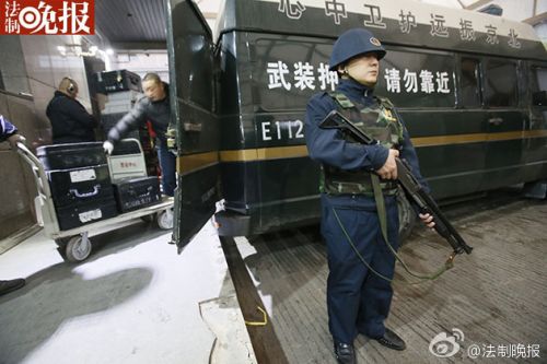 新版人民币出库 43辆武装押运车排长龙取新钞