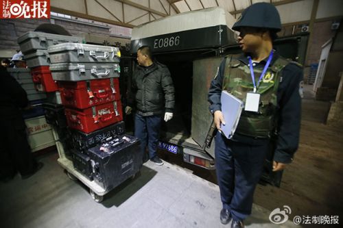 新版人民币出库 43辆武装押运车排长龙取新钞