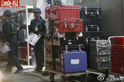 新版人民币出库 43辆武装押运车排长龙取新钞