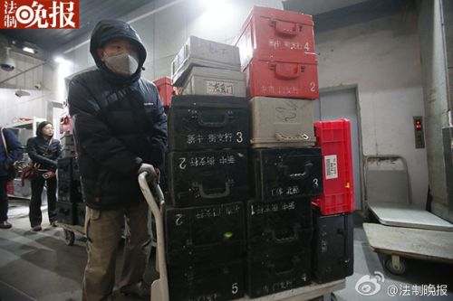 新版人民币出库 43辆武装押运车排长龙取新钞