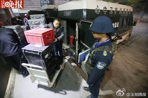 新版人民币出库 43辆武装押运车排长龙取新钞